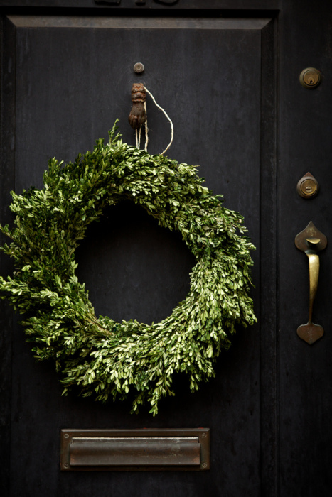 Green Wreath on Black Doot